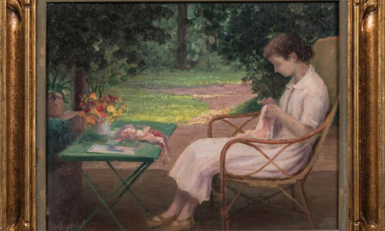 Lot 35. Henri-Charles ANGENIOL (1870-1959). Couture dans le jardin. Huile sur panneau. Signé en bas à gauche. 32 x 40,5 cm. Au dos : étiquette de la Société lyonnaise des Beaux-Arts et cachet Vente Angéniol.